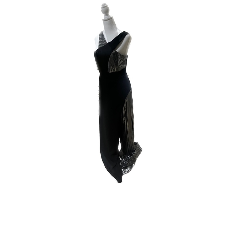 BCBG MAXAZRIA Stunning Sleeveless Crepe Gown